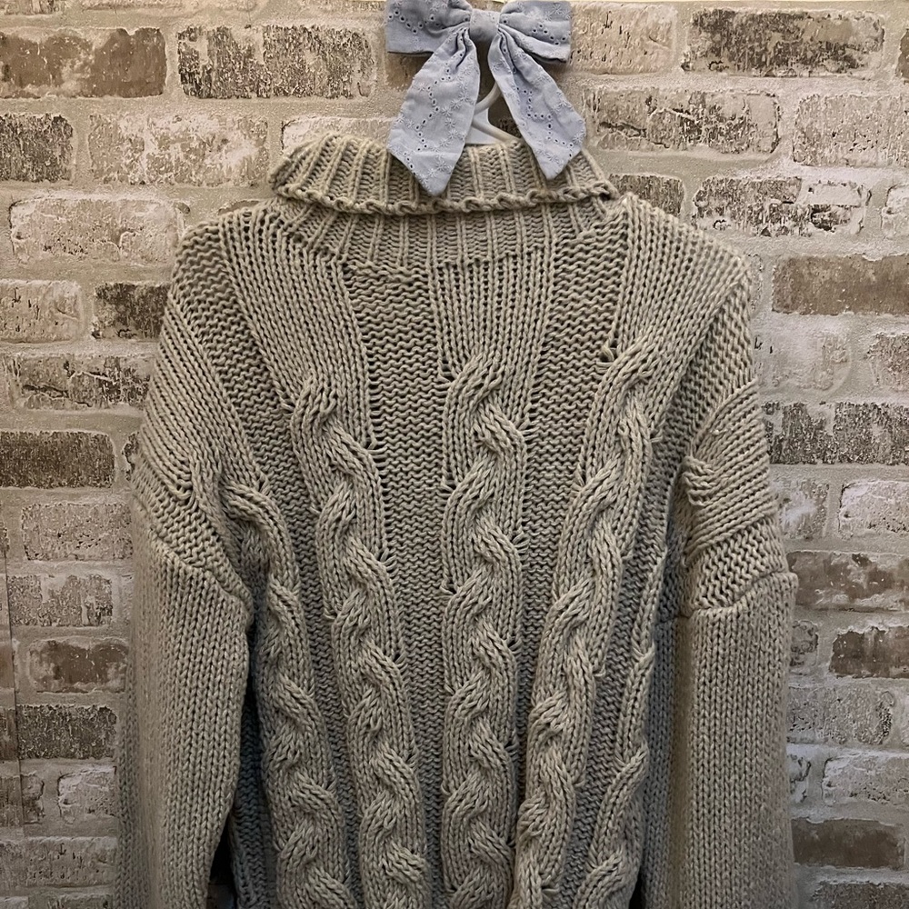 Cable Knit TurtleneckSweater - Gray